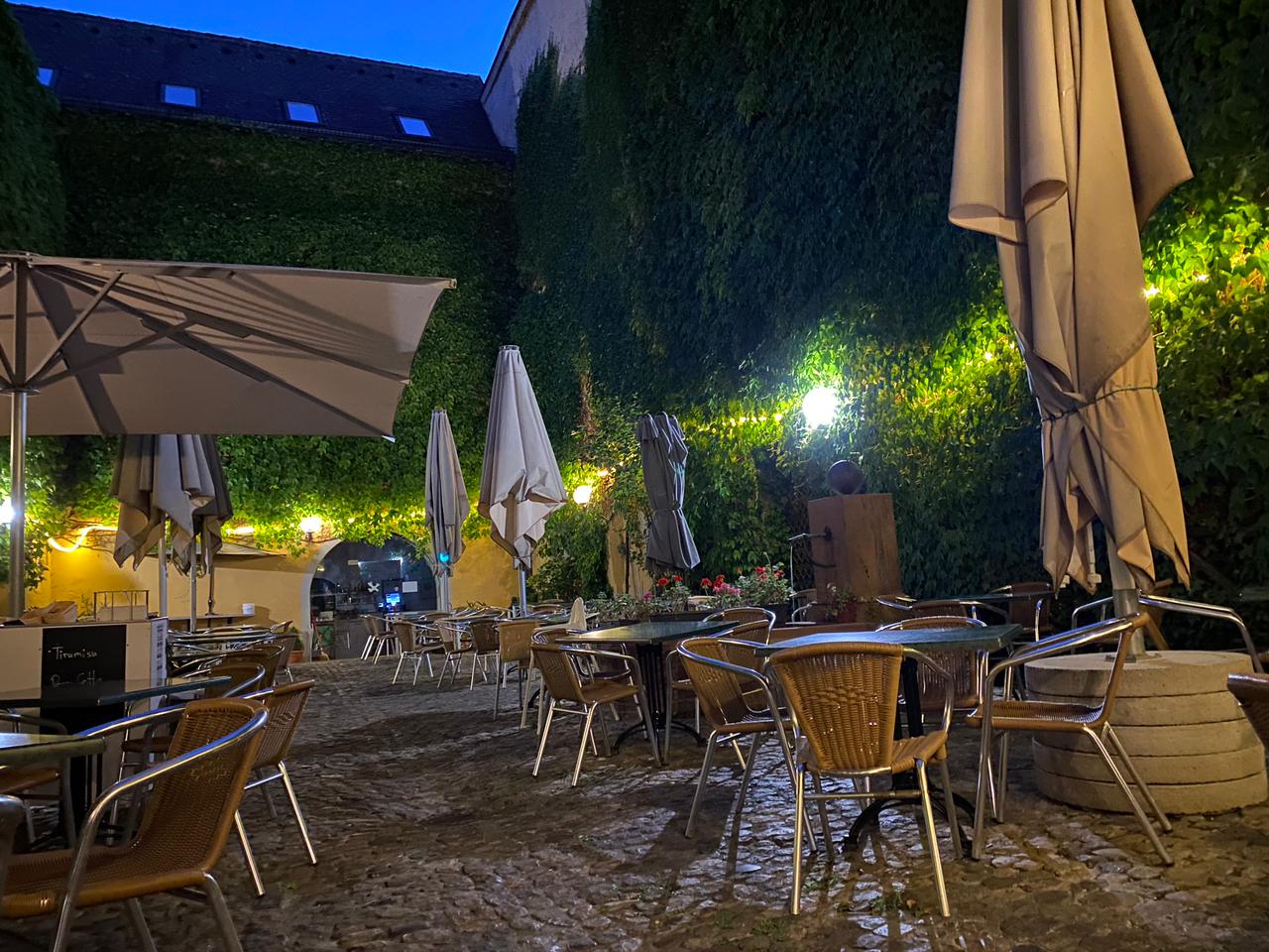 Essen im Garten bei Nacht